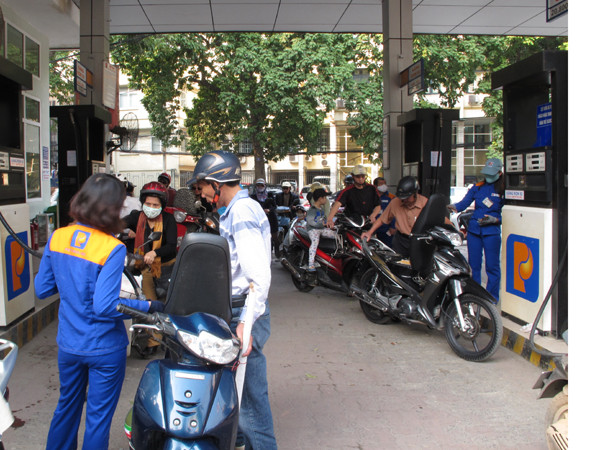 Giá xăng Ron92 và xăng sinh học E5 giảm tiếp 1.900 đồng mỗi lít ảnh 1