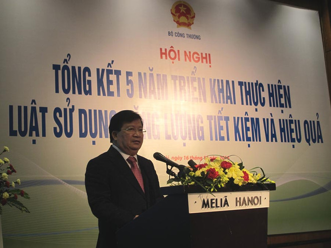 Phó Thủ tướng Trịnh Đình Dũng đang phát biểu chỉ đạo hội nghị về tiết kiệm năng lượng. (Ảnh: Đức Duy/Vietnam+) Phó Thủ tướng: Tiết giảm đầu tư công nghệ khiến tiêu tốn năng lượng ảnh 2