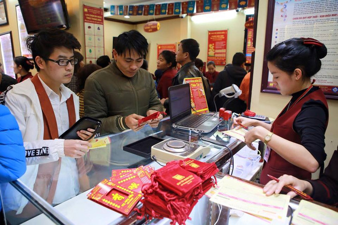 Khách hàng đang giao dịch vàng miếng. (Ảnh: Đức Duy/Vietnam+) Đồng loạt tăng, vàng Rồng Thăng Long vượt xa mốc 34,00 triệu đồng ảnh 1