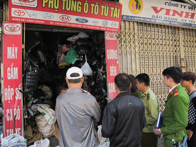 Đồng loạt kiểm tra các cửa hàng phụ tùng ôtô quanh chợ Hòa Bình ảnh 5