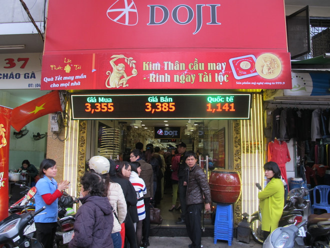 Dân Hà Nội xếp hàng nườm nượp chờ mua vàng ngày vía Thần Tài ảnh 16