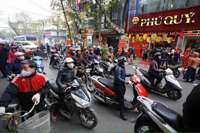 Dân Hà Nội xếp hàng nườm nượp chờ mua vàng ngày vía Thần Tài ảnh 11