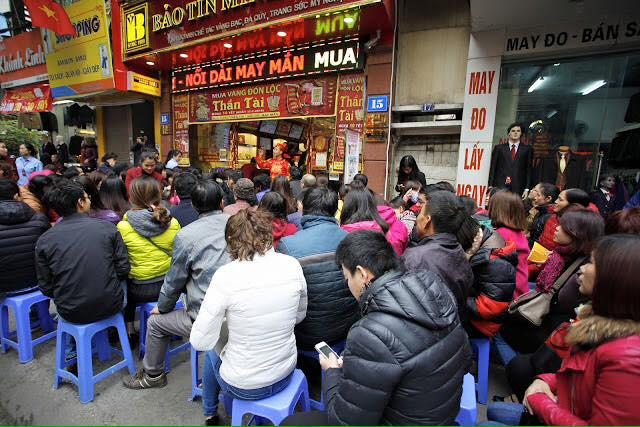 Dân Hà Nội xếp hàng nườm nượp chờ mua vàng ngày vía Thần Tài ảnh 14