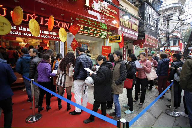 Dân Hà Nội xếp hàng nườm nượp chờ mua vàng ngày vía Thần Tài ảnh 13