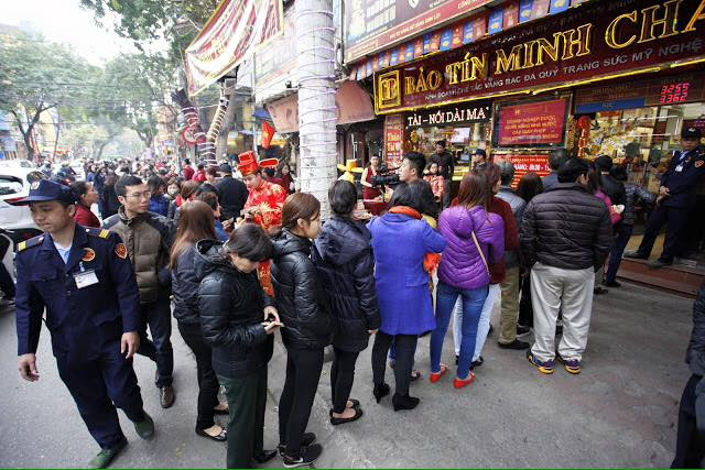 Dân Hà Nội xếp hàng nườm nượp chờ mua vàng ngày vía Thần Tài ảnh 12