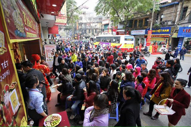 Dân Hà Nội xếp hàng nườm nượp chờ mua vàng ngày vía Thần Tài ảnh 15