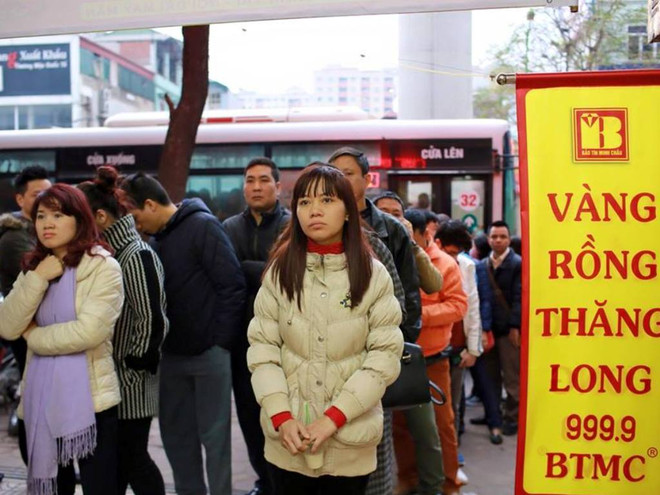 Dân Hà Nội xếp hàng nườm nượp chờ mua vàng ngày vía Thần Tài ảnh 8