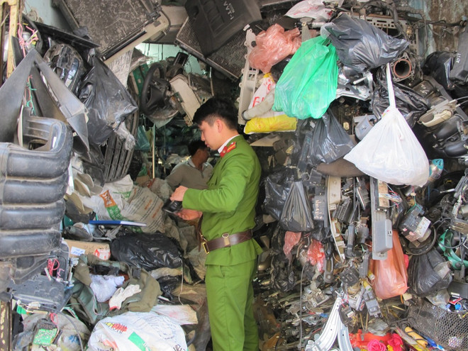 [Video] Thu giữ nhiều phụ tùng ôtô không rõ nguồn gốc tại "chợ Trời" ảnh 1