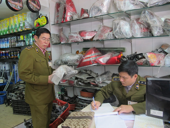 Đồng loạt kiểm tra các cửa hàng phụ tùng ôtô quanh chợ Hòa Bình ảnh 6