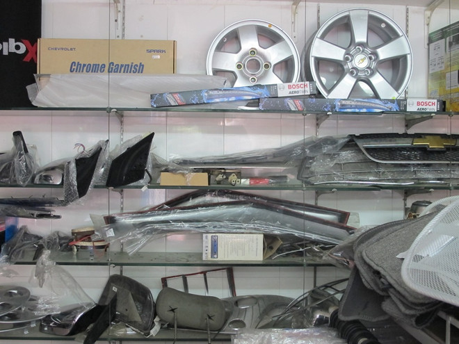 Đồng loạt kiểm tra các cửa hàng phụ tùng ôtô quanh chợ Hòa Bình ảnh 3