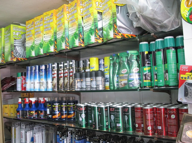 Đồng loạt kiểm tra các cửa hàng phụ tùng ôtô quanh chợ Hòa Bình ảnh 4