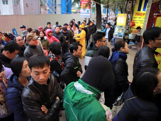Dân Hà Nội xếp hàng nườm nượp chờ mua vàng ngày vía Thần Tài ảnh 2