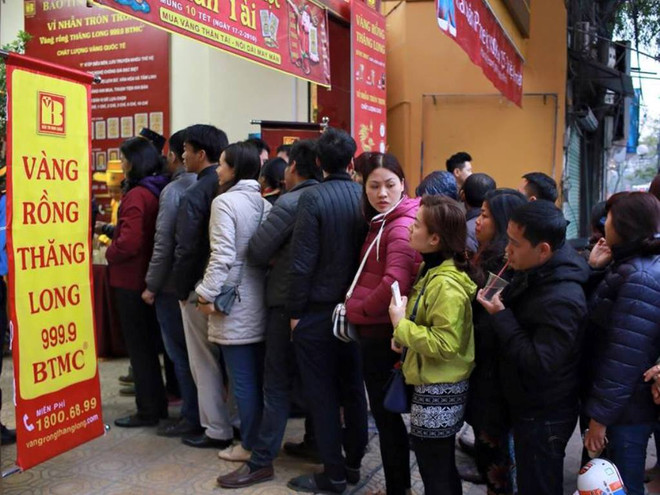 Dân Hà Nội xếp hàng nườm nượp chờ mua vàng ngày vía Thần Tài ảnh 7