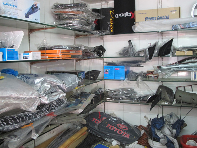 Đồng loạt kiểm tra các cửa hàng phụ tùng ôtô quanh chợ Hòa Bình ảnh 2