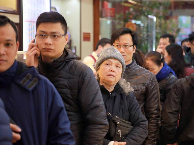 Dân Hà Nội xếp hàng nườm nượp chờ mua vàng ngày vía Thần Tài ảnh 5