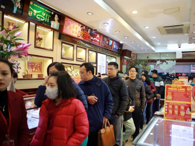 Dân Hà Nội xếp hàng nườm nượp chờ mua vàng ngày vía Thần Tài ảnh 6