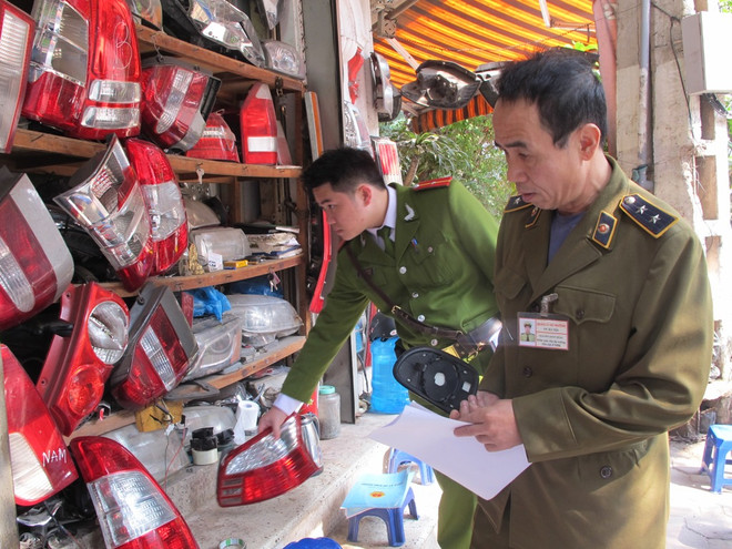 Đồng loạt kiểm tra các cửa hàng phụ tùng ôtô quanh chợ Hòa Bình ảnh 1