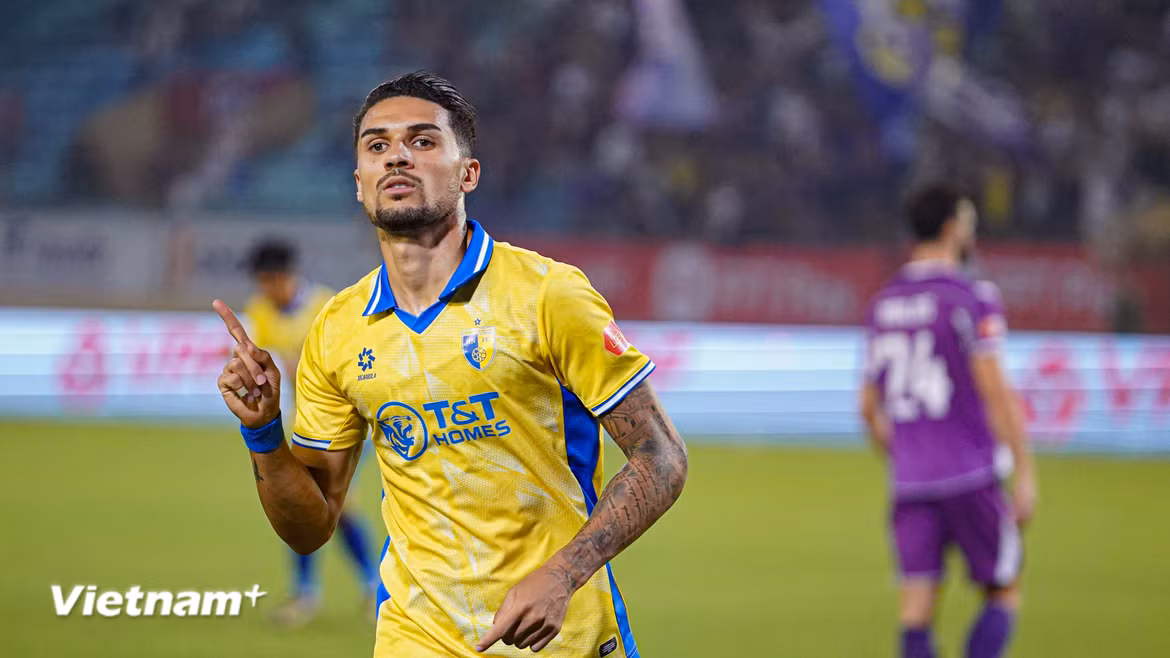 Đỗ Hoàng Hên lập cú đúp trong chiến thắng 4-2 của Hà Nội FC trước Becamex Thành phố Hồ Chí Minh. (Ảnh: Việt Anh/Vietnam+)