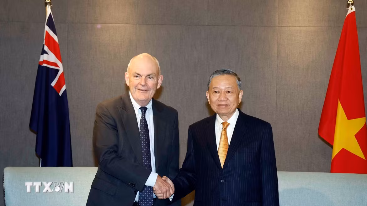 Tổng Bí thư, Chủ tịch nước Tô Lâm và ông Steven Joyce, Quyền Chủ tịch Hội Hữu nghị New Zealand-Việt Nam. (Ảnh: Thống Nhất/TTXVN)