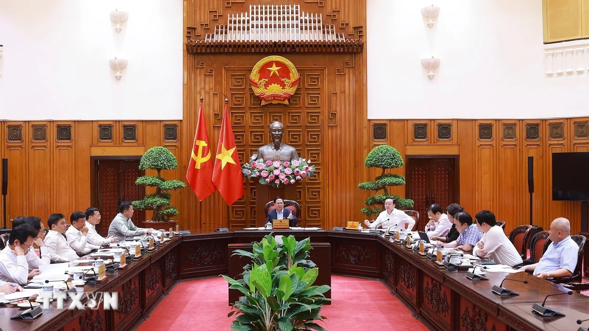 Thủ tướng Phạm Minh Chính chủ trì cuộc họp về tình hình triển khai tuyến đường sắt trọng điểm. (Ảnh: Dương Giang/TTXVN)