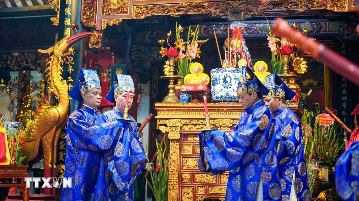 Thực hiện nghi thức lễ Thánh tại Đại đình. (Ảnh: Khánh Hoà/TTXVN)