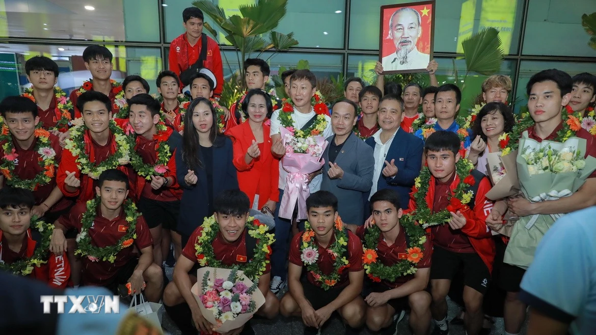 Lãnh đạo Cục Thể dục thể thao và người hâm mộ chụp ảnh lưu niệm cùng đội tuyển Việt Nam. (Ảnh: Phan Phương/TTXVN)