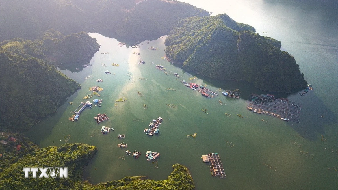 Không chỉ mang ý nghĩa to lớn về kinh tế-năng lượng, hồ Hòa Bình ngày nay đang dần khẳng định vị thế là điểm đến du lịch sinh thái, nghỉ dưỡng và trải nghiệm văn hóa hấp dẫn bậc nhất vùng trung du và miền núi phía Bắc. (Ảnh: Trọng Đạt/TTXVN)