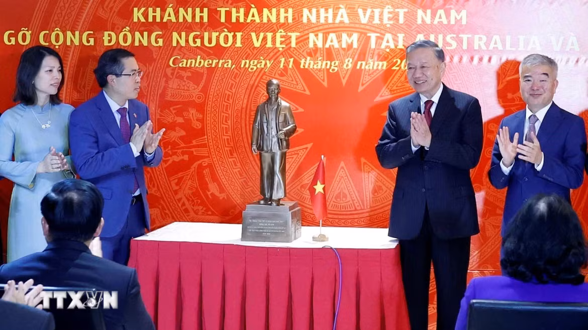 Tổng Bí thư, Chủ tịch nước Tô Lâm tặng bức tượng Chủ tịch Hồ Chí Minh cho Đại sứ quán Việt Nam tại Australia. (Ảnh: Thống Nhất/TTXVN)