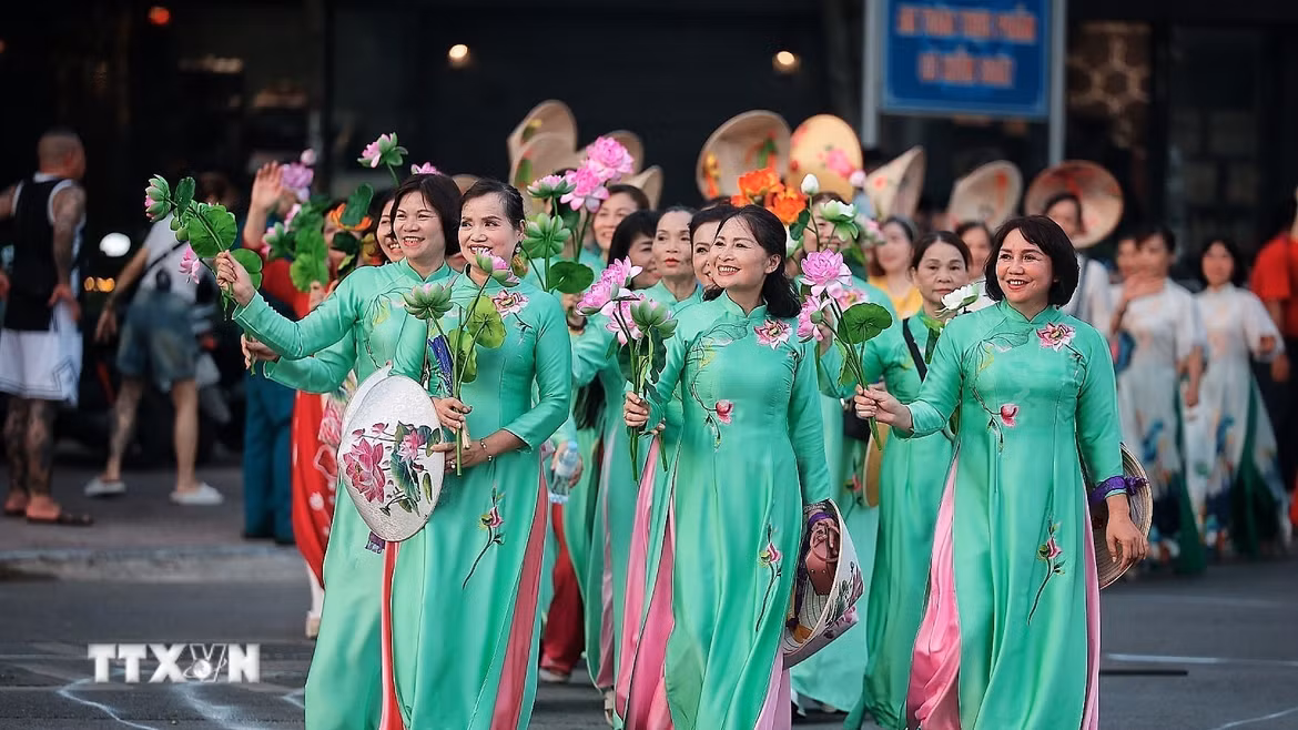 Hội Liên hiệp Phụ nữ phường Xuân Đỉnh trong chương trình diễu hành nghệ thuật “Sắc Sen Tây Hồ-Hà Nội." (Ảnh: Phạm Tuấn Anh/TTXVN)