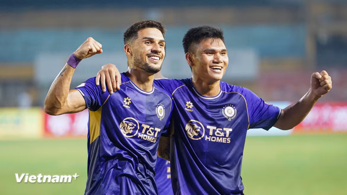 Đỗ Hoàng Hên (trái) tiếp tục tỏa sáng mang về chiến thắng cho Hà Nội FC. (Ảnh: Việt Anh/Vietnam+)