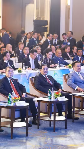 Thủ tướng Lê Minh Hưng cùng Thủ tướng Lào Sonexay Siphandone, Thủ tướng Campuchia Hun Manet, Thủ tướng Thái Lan Anutin Charnvirakul và Thủ tướng Timor-Leste Kay Rala Xanana Gusmão tham dự Phiên khai mạc Diễn đàn Tương lai ASEAN lần thứ ba. (Ảnh: Dương Giang/TTXVN)