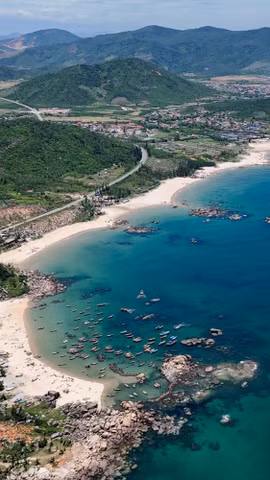 Biển Kỳ Xuân mang vẻ đẹp hoang sơ, nơi biển xanh hòa cùng nhịp sống bình dị của ngư dân miền Trung. (Ảnh: Hữu Quyết - TTXVN)