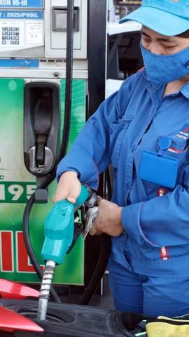 Xăng sinh học E10 bán tại cửa hàng kinh doanh xăng dầu PVOIL trên phố Thái Thịnh, Hà Nội. (Ảnh: Trần Việt/TTXVN)
