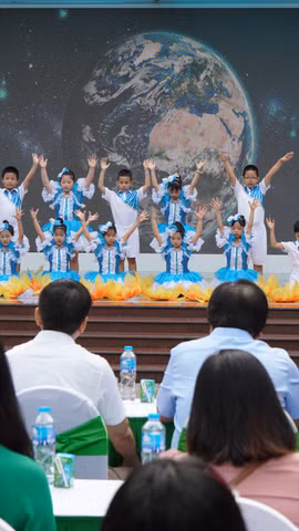 Lễ phát động cuộc thi “Lối sống xanh - Đại sứ năng động bảo vệ môi trường” diễn ra sáng 11_5 tại Trường Tiểu học Phương Mai, Hà Nội. (Ảnh: PV/Vietnam+)