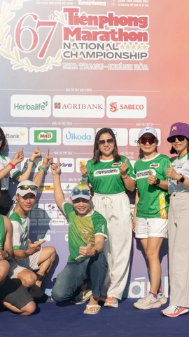 Đại diện từ nhãn hàng Nestlé MILO hào hứng tham dự giải chạy. (Ảnh: PV/Vietnam+)
