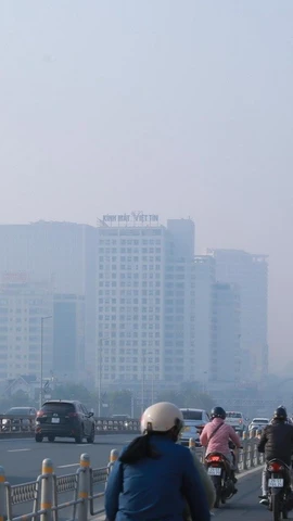 Bụi mịn và sương mù dày đặc gây hạn chế tầm nhìn của các phương tiện lưu thông sáng 10/12/2025. (Ảnh: Phan Phương/TTXVN)