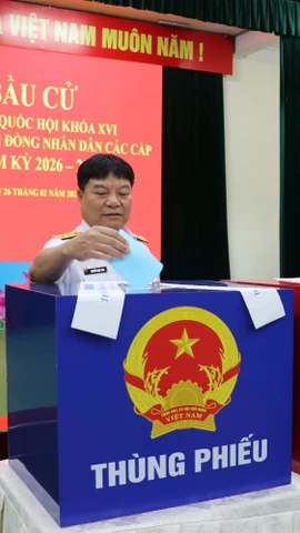 Cử tri bỏ phiếu bầu tại Khu vực bỏ phiếu số 1 (Hải đoàn 129 Hải quân). (Ảnh: Đoàn Mạnh Dương/TTXVN)