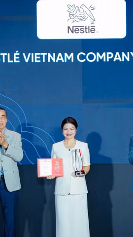 Đại diện Nestlé Việt Nam nhận chứng nhận "Top 10 Doanh nghiệp FDI tiêu biểu" tại hạng mục Phát triển Chuỗi giá trị Nông nghiệp bền vững tại Golden Dragon Awards 2026. (Ảnh: PV/Vietnam+)