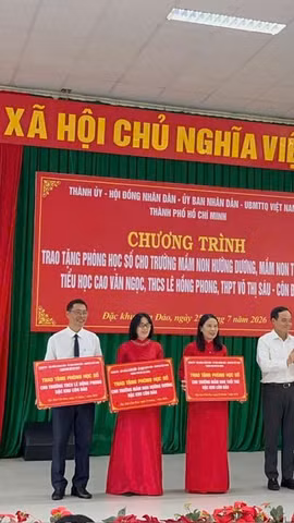 Ông Trần Lưu Quang - Bí thư Thành ủy Thành phố Hồ Chí Minh trao bảng biểu trưng tặng phòng học số cho 5 trường học tại đặc khu Côn Đảo. (Ảnh: PV/Vietnam+)