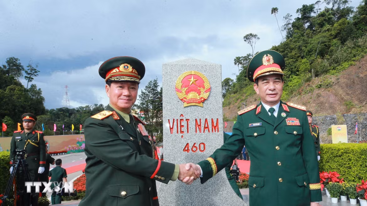 Đại tướng Phan Văn Giang và Đại tướng Khamliang Outhakaysone bên cột mốc 460 Cửa khẩu Thanh Thủy. (Ảnh: Trọng Đức/TTXVN)