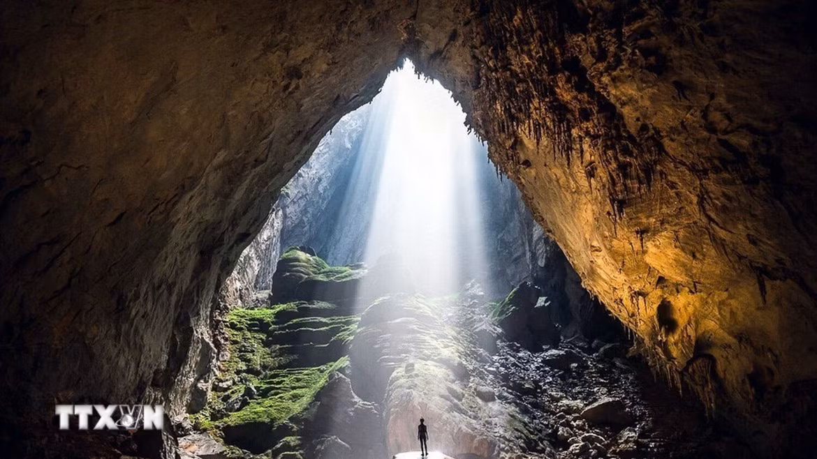 Khoảnh khắc tia nắng chiếu vào Vọng Khủng Long khi tham gia Tour khám phá du lịch mạo hiểm hang Sơn Đoòng. (Ảnh: TTXVN phát)
