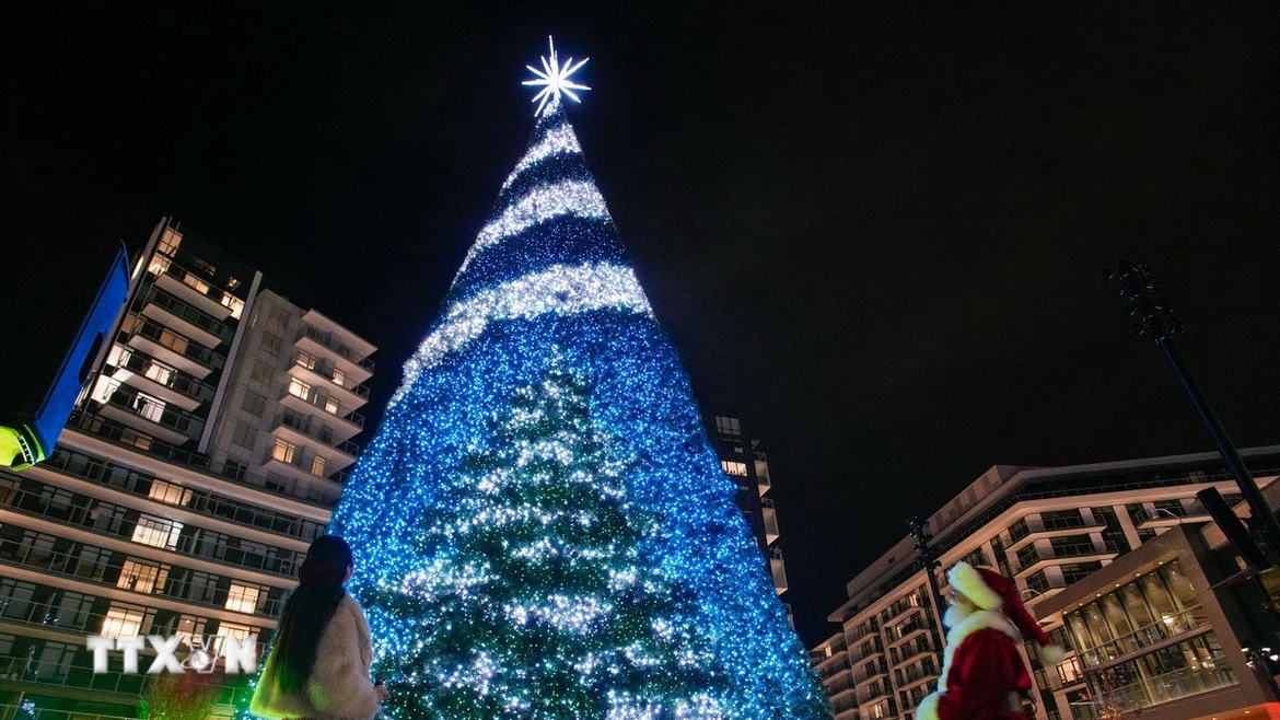 Cây thông Noel được trang hoàng rực rỡ tại Richmond, British Columbia, Canada. (Ảnh: THX/TTXVN)