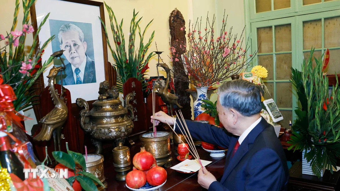 Tổng Bí thư Tô Lâm thắp hương tưởng niệm Tổng Bí thư Lê Duẩn. (Ảnh: Thống Nhất/TTXVN)