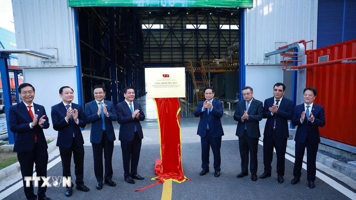 Thủ tướng Phạm Minh Chính và các đại biểu dự Lễ khánh thành Nhà máy Điện khí LNG Nhơn Trạch 3 và 4 và thực hiện nghi thức gắn biển Công trình chào mừng Đại hội XIV của Đảng. (Ảnh: Dương Giang/TTXVN)