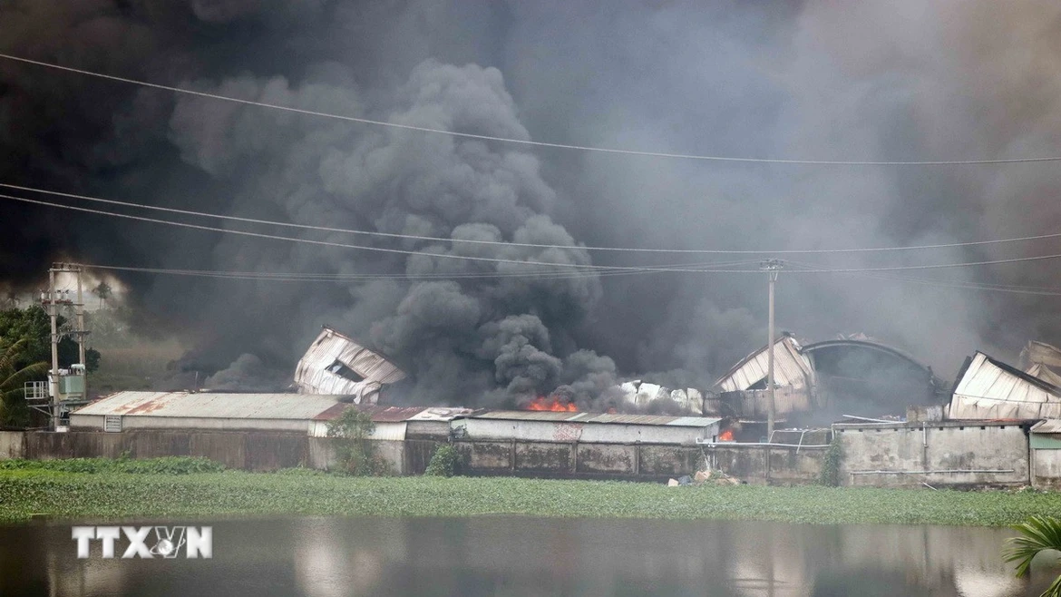 Hiện trường đám cháy vụ da giày tại thôn Đông Tiến, xã Chấn Hưng, thành phố Hải Phòng sáng 14/12. (Ảnh: Hoàng Ngọc/TTXVN)