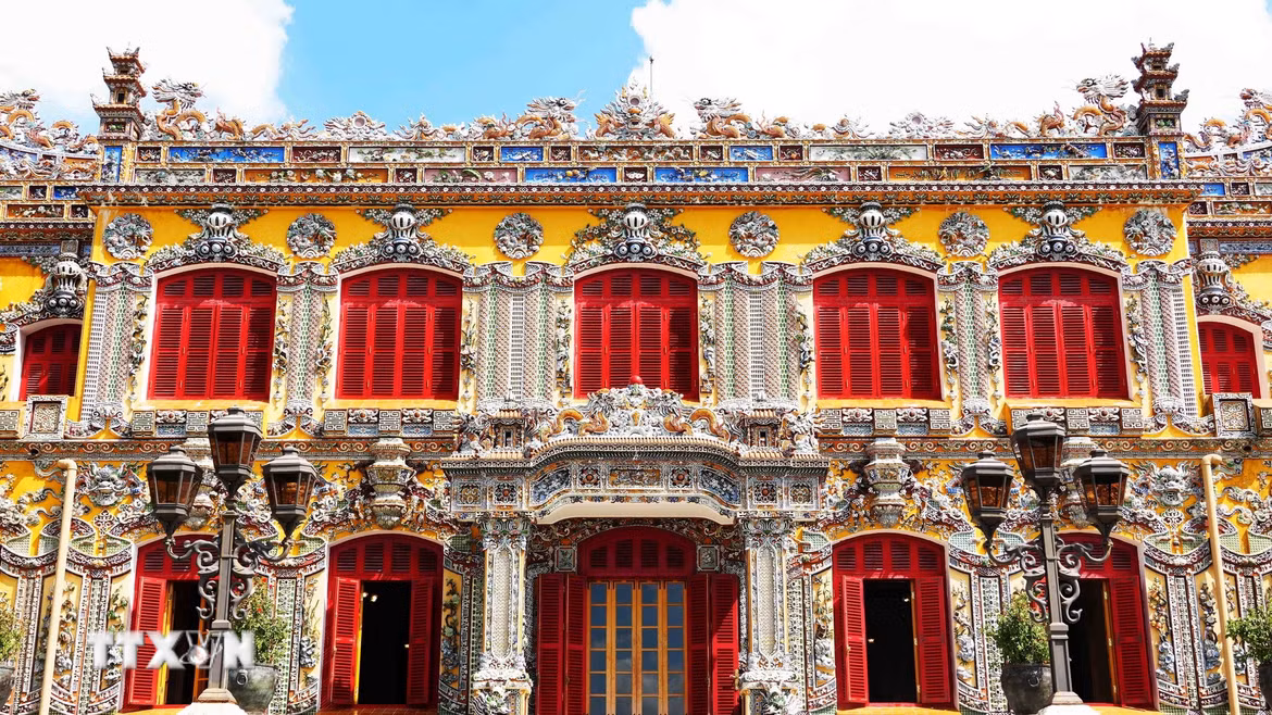 Trang trí phía trước của Điện Kiến Trung trong Đại Nội Huế được xem là kiệt tác của nghệ thuật khảm sành sứ. (Ảnh: Nguyên Lý/TTXVN)