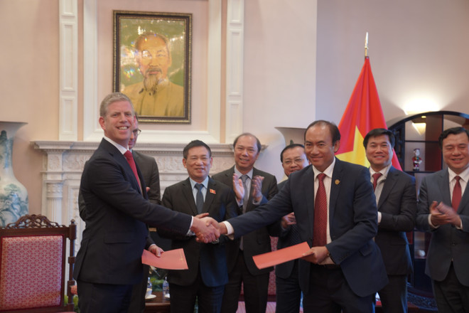 vna-potal-pho-thu-tuong-ho-duc-phoc-chung-kien-trao-ban-ghi-nho-hop-tac-giua-vietjetair-va-air-finance-cua-hoa-ky-7963373.jpg