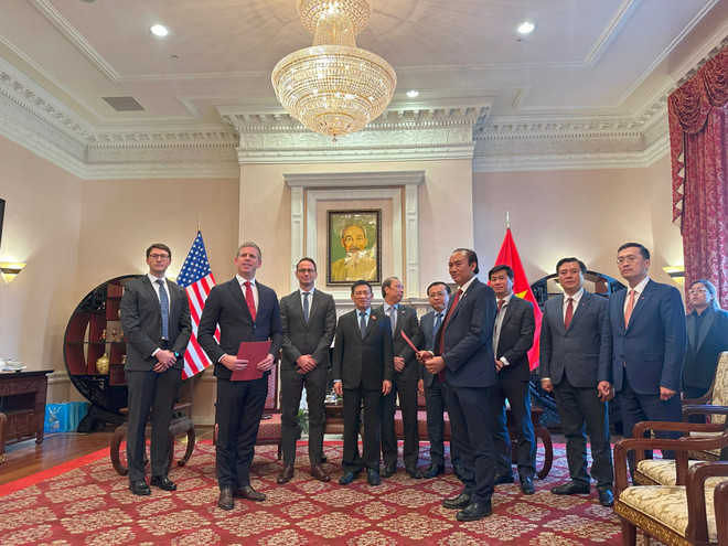 vna-potal-pho-thu-tuong-ho-duc-phoc-chung-kien-trao-ban-ghi-nho-hop-tac-giua-vietjetair-va-air-finance-cua-hoa-ky-7963376.jpg
