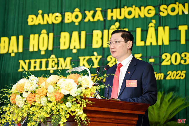 Đồng chí Lương Quốc Tuấn, Bí thư Đảng ủy, Chủ tịch HĐND xã Hương Sơn trình bày dự thảo Báo cáo chính trị. (Nguồn: Báo Hà Tĩnh) bi-thu-dang-uy-luong-quoc-tuan.jpg