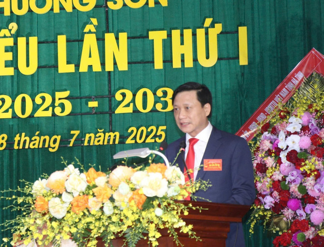 Đồng chí Hồ Thái Sơn, Phó Bí thư Đảng ủy, Chủ tịch UBND xã Hương Sơn phát biểu khai mạc Đại hội. (Ảnh: Công Tường/TTXVN) vna-potal-thuong-truc-ban-bi-thu-du-dai-hoi-dai-bieu-dang-bo-xa-huong-son-ha-tinh-nhiem-ky-2025-2030-8175752.jpg